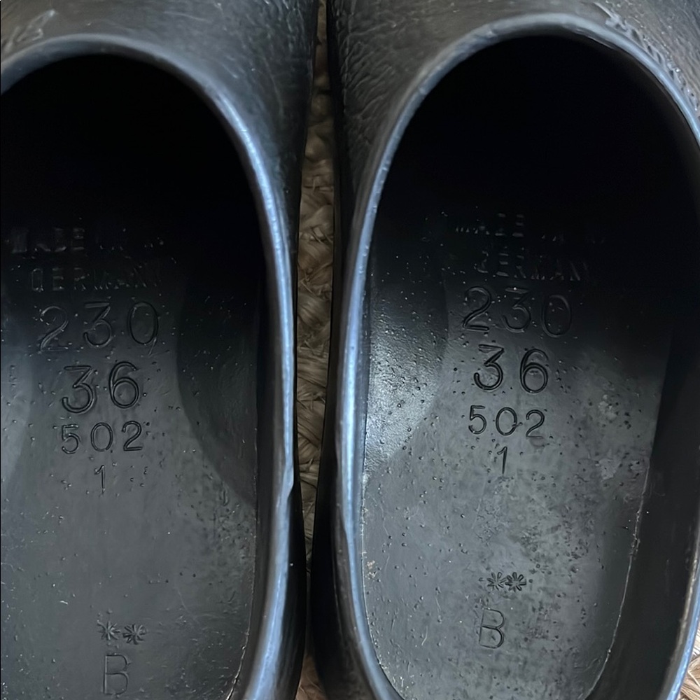 Birkenstock Black Slippers Comfortable Slip-On Design - Picture 4 of 7